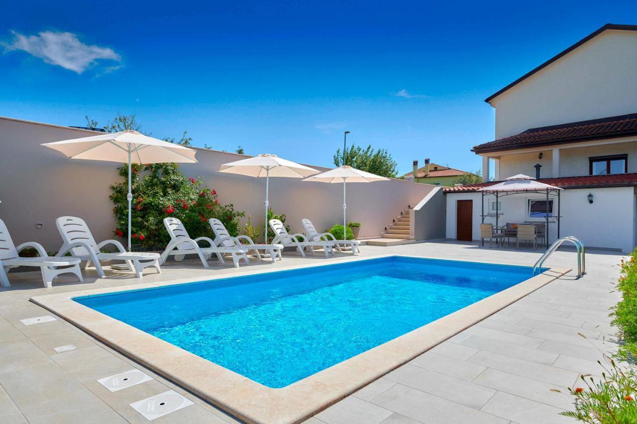 Holiday House Emma Burici Екстер'єр фото