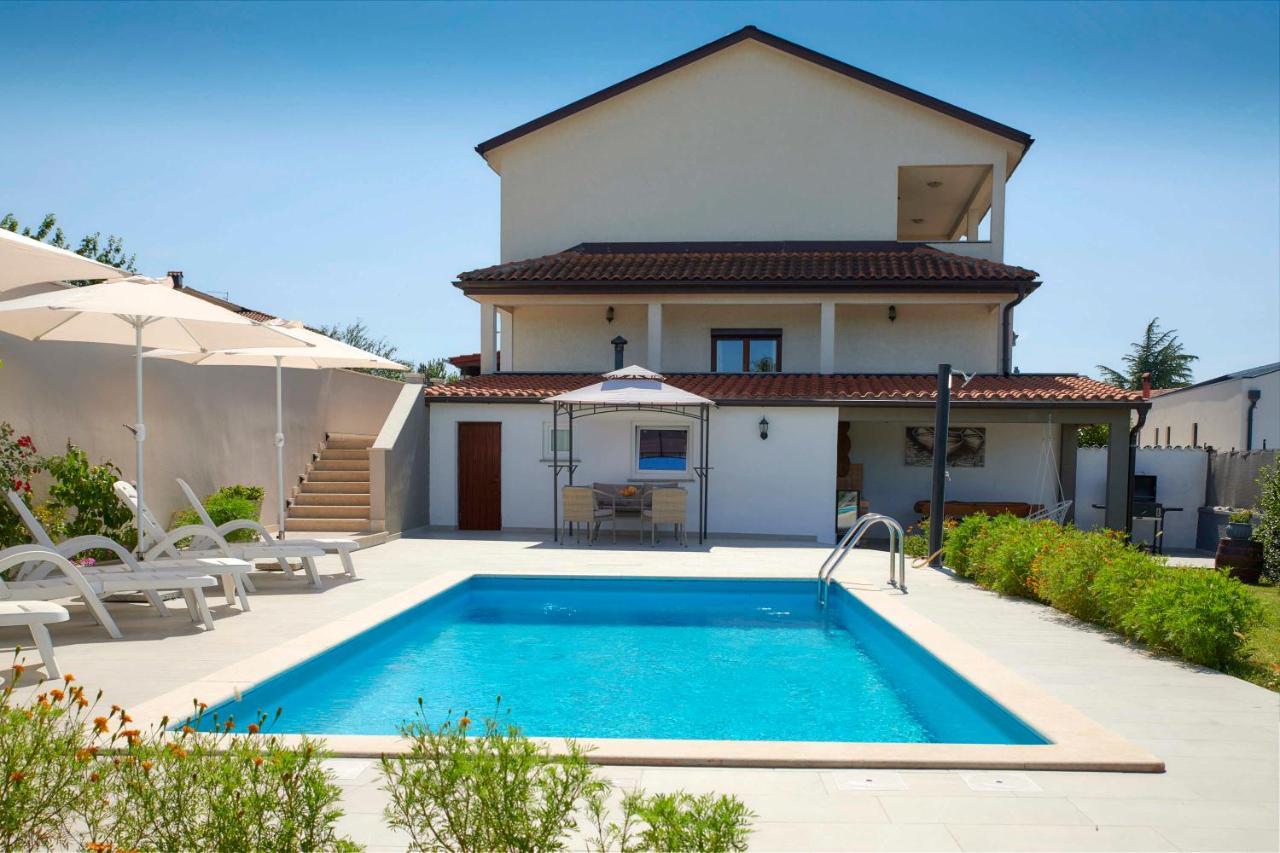 Holiday House Emma Burici Екстер'єр фото