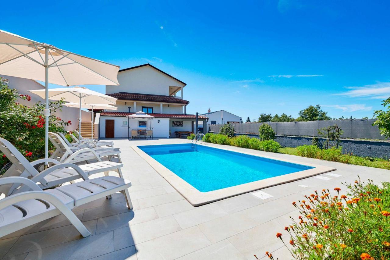 Holiday House Emma Burici Екстер'єр фото
