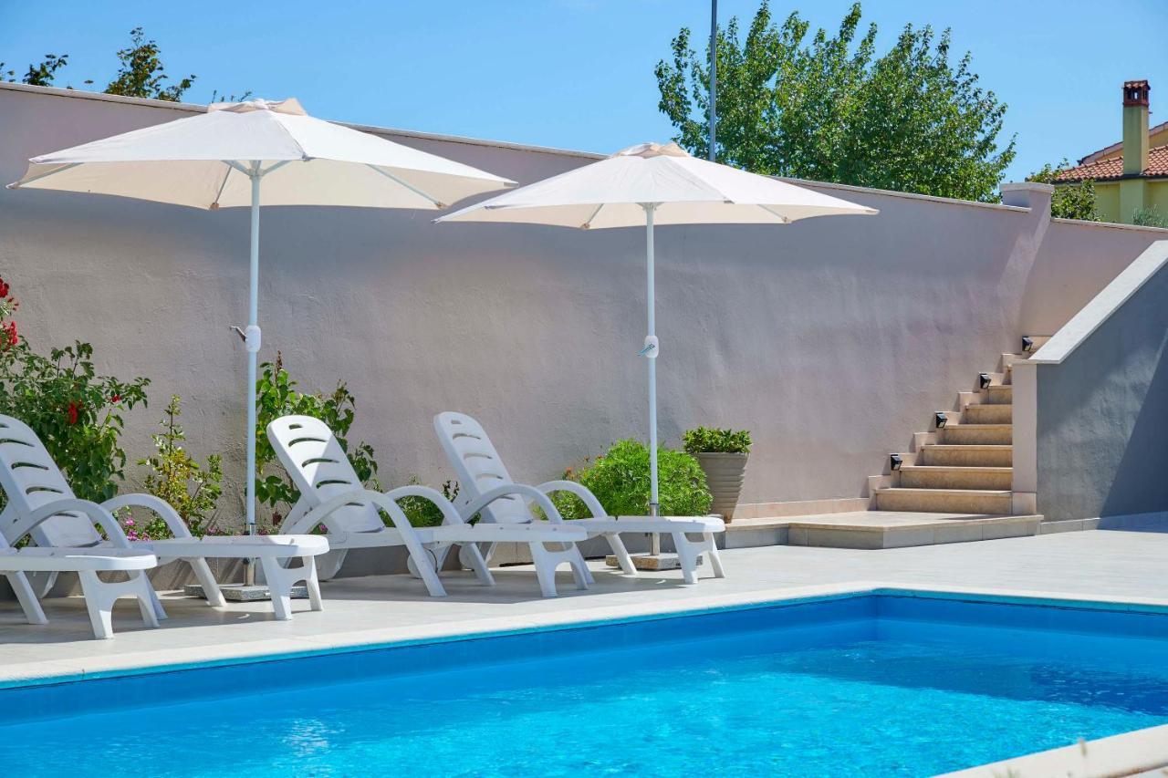 Holiday House Emma Burici Екстер'єр фото