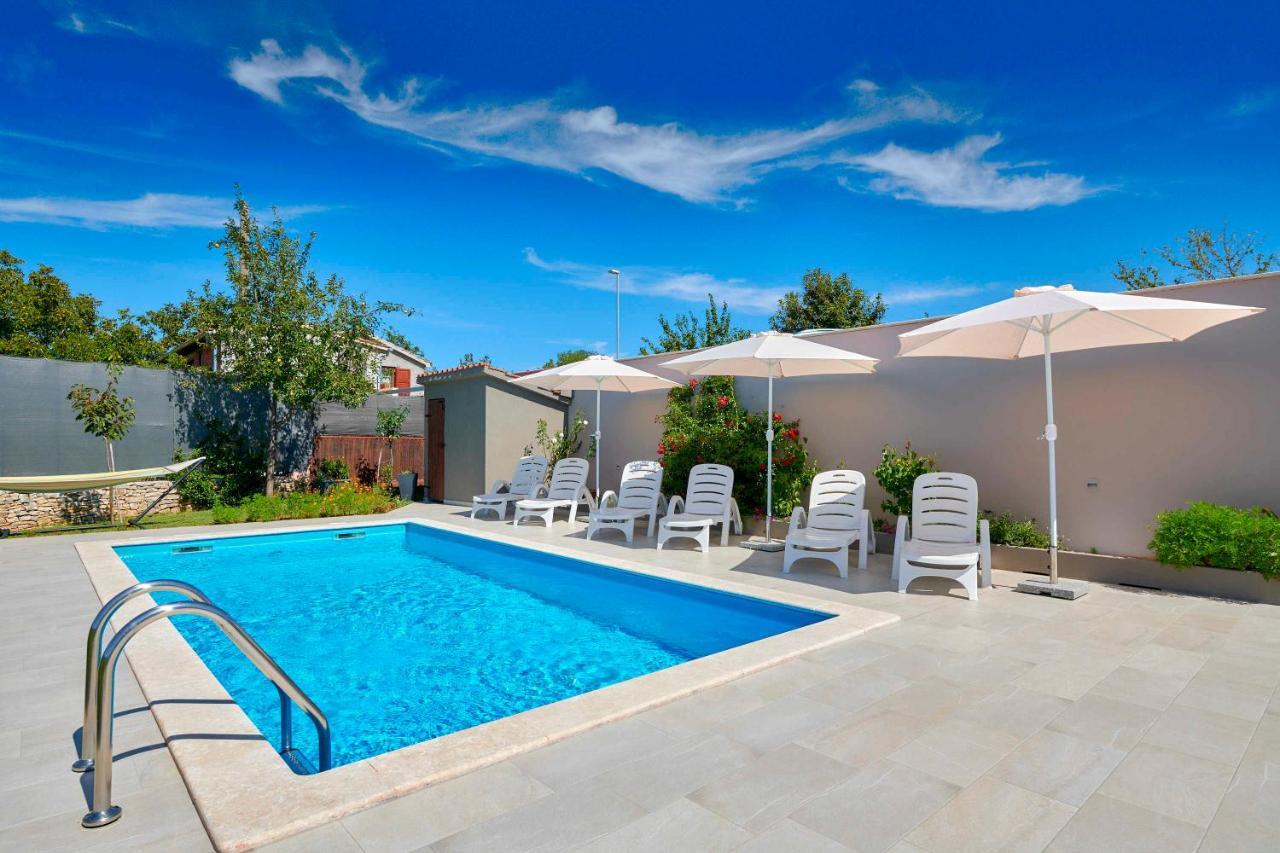 Holiday House Emma Burici Екстер'єр фото