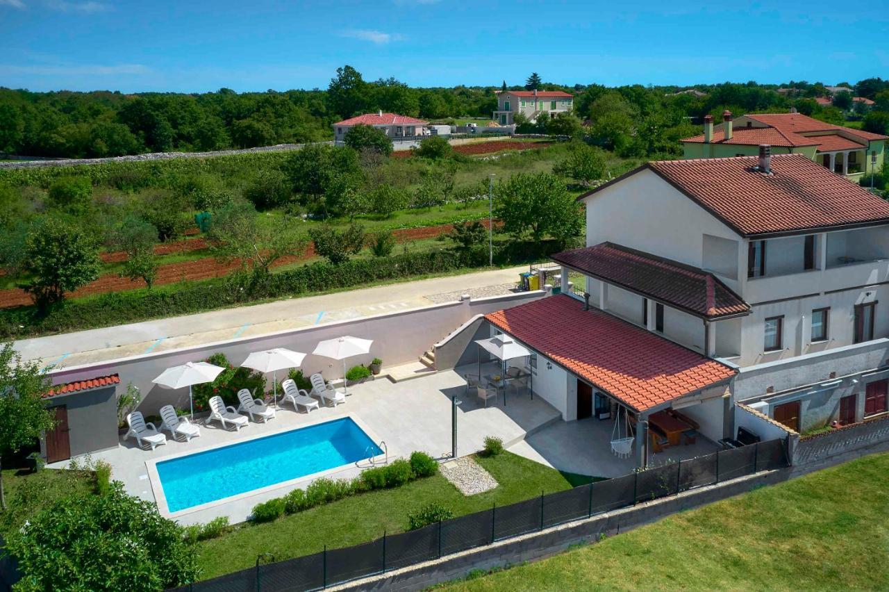 Holiday House Emma Burici Екстер'єр фото