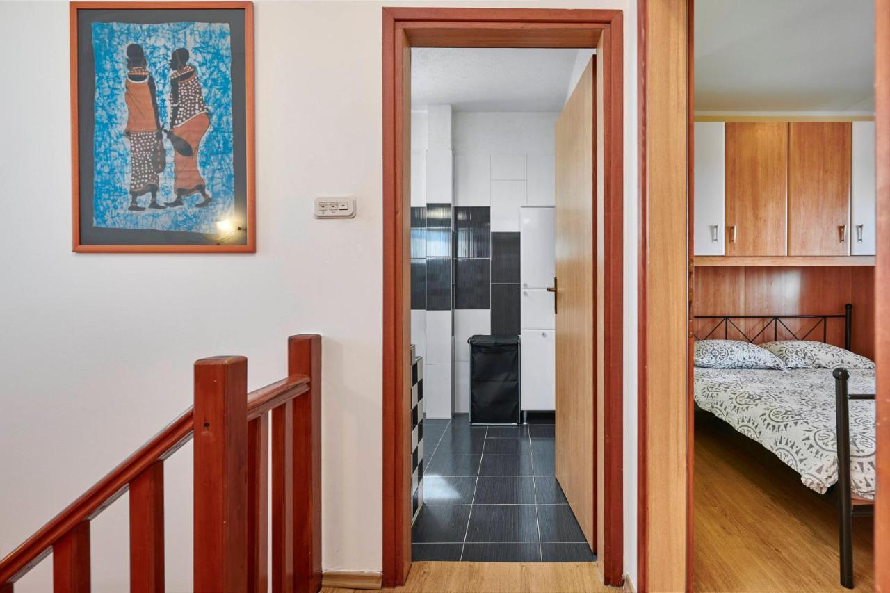 Holiday House Emma Burici Екстер'єр фото