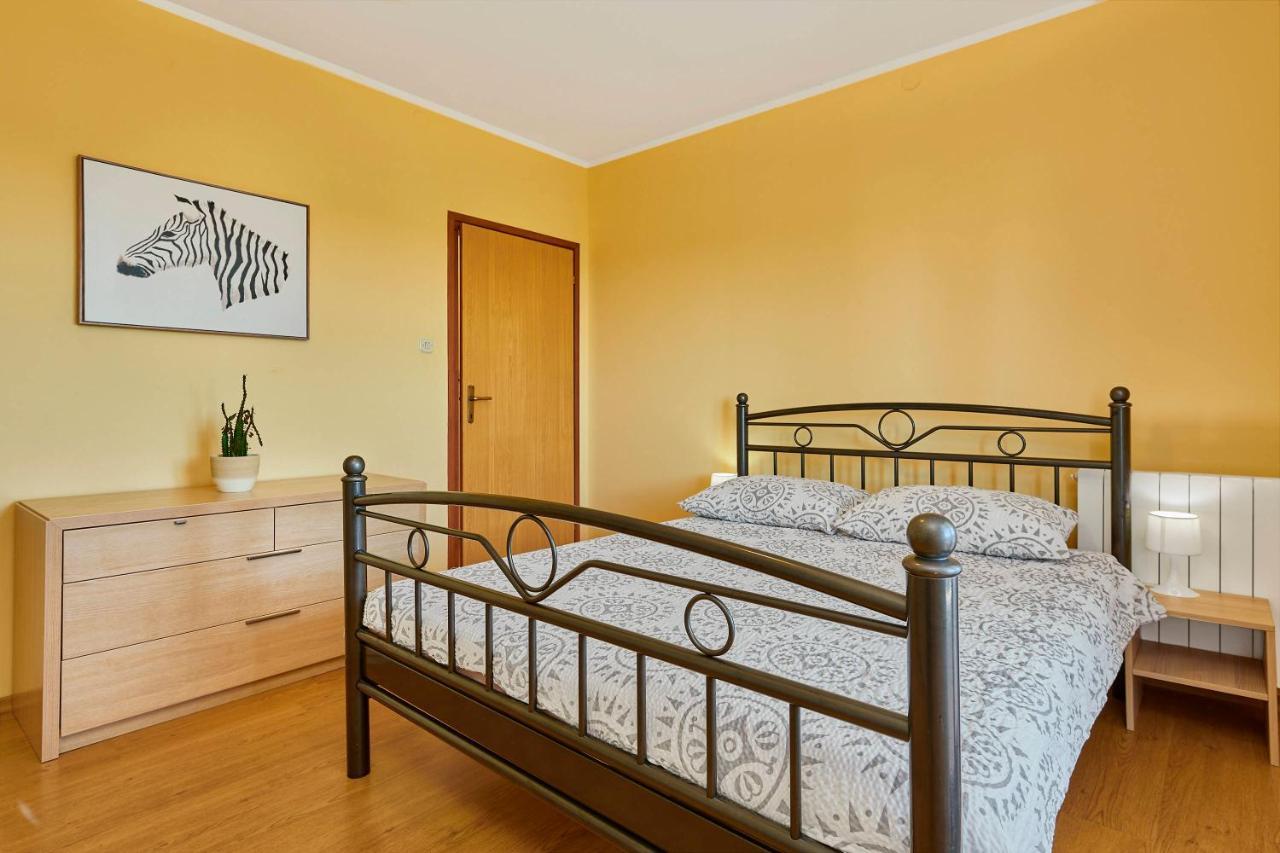 Holiday House Emma Burici Екстер'єр фото