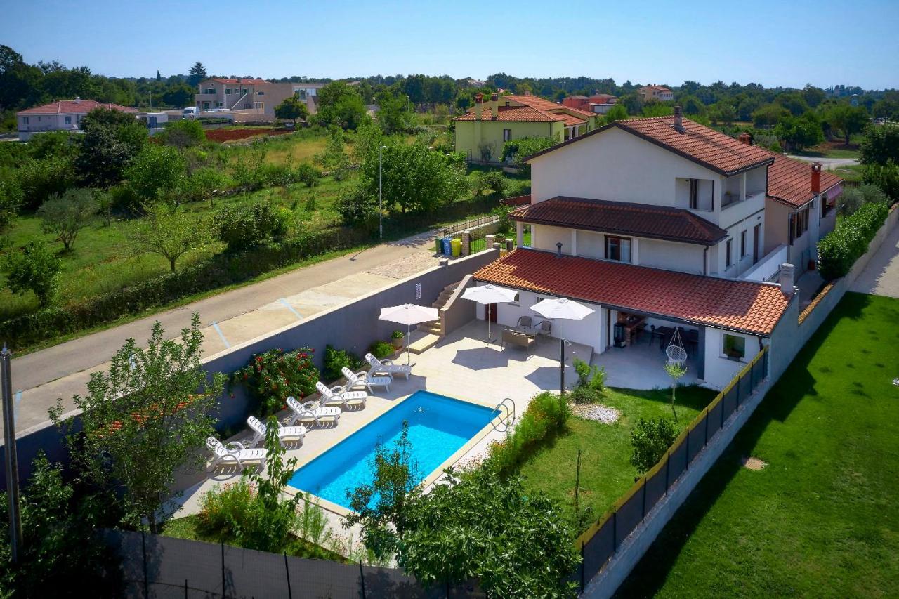 Holiday House Emma Burici Екстер'єр фото