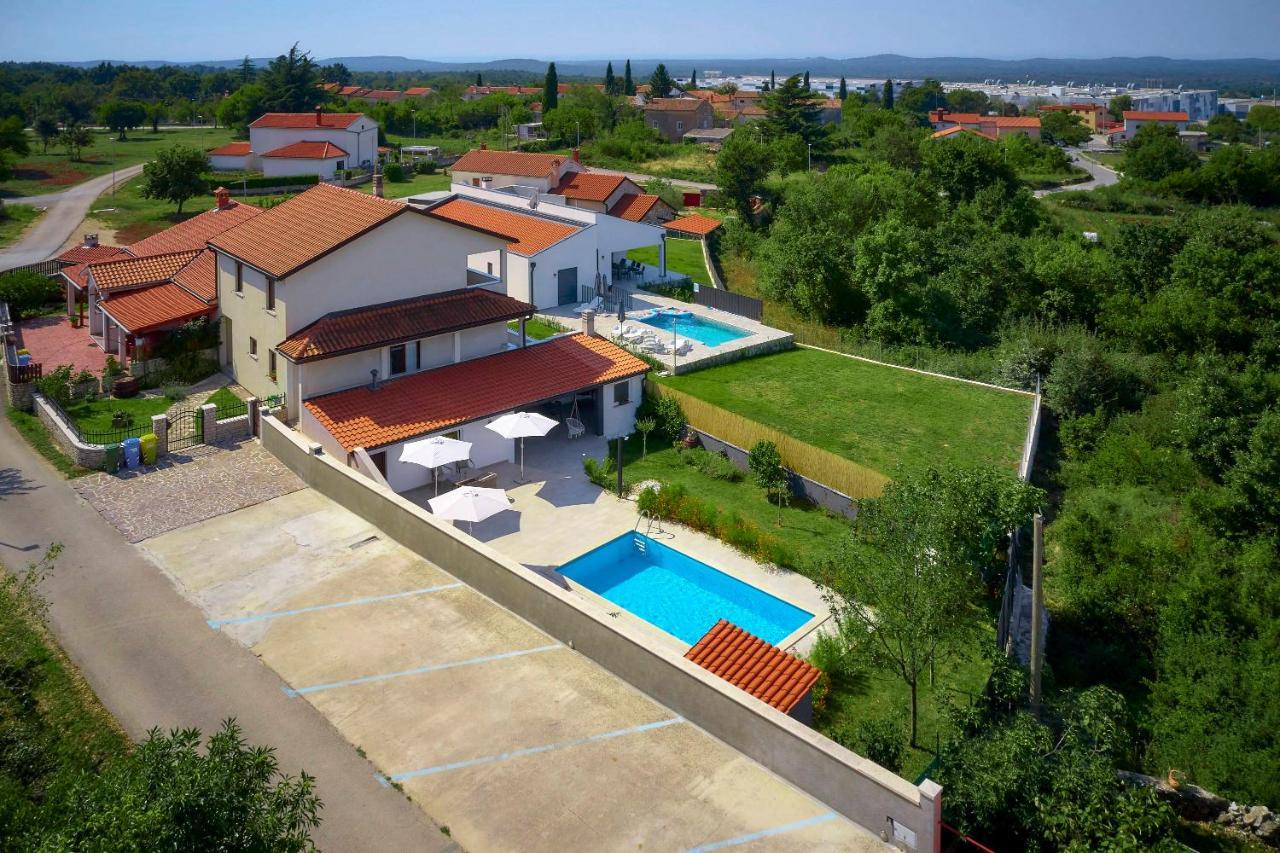 Holiday House Emma Burici Екстер'єр фото