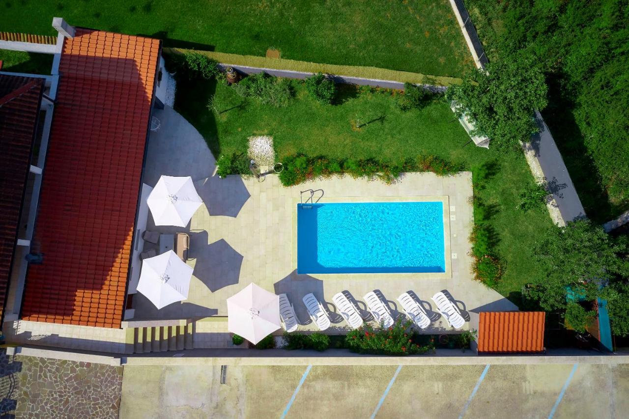 Holiday House Emma Burici Екстер'єр фото