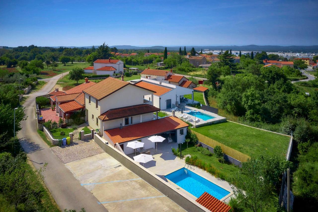 Holiday House Emma Burici Екстер'єр фото