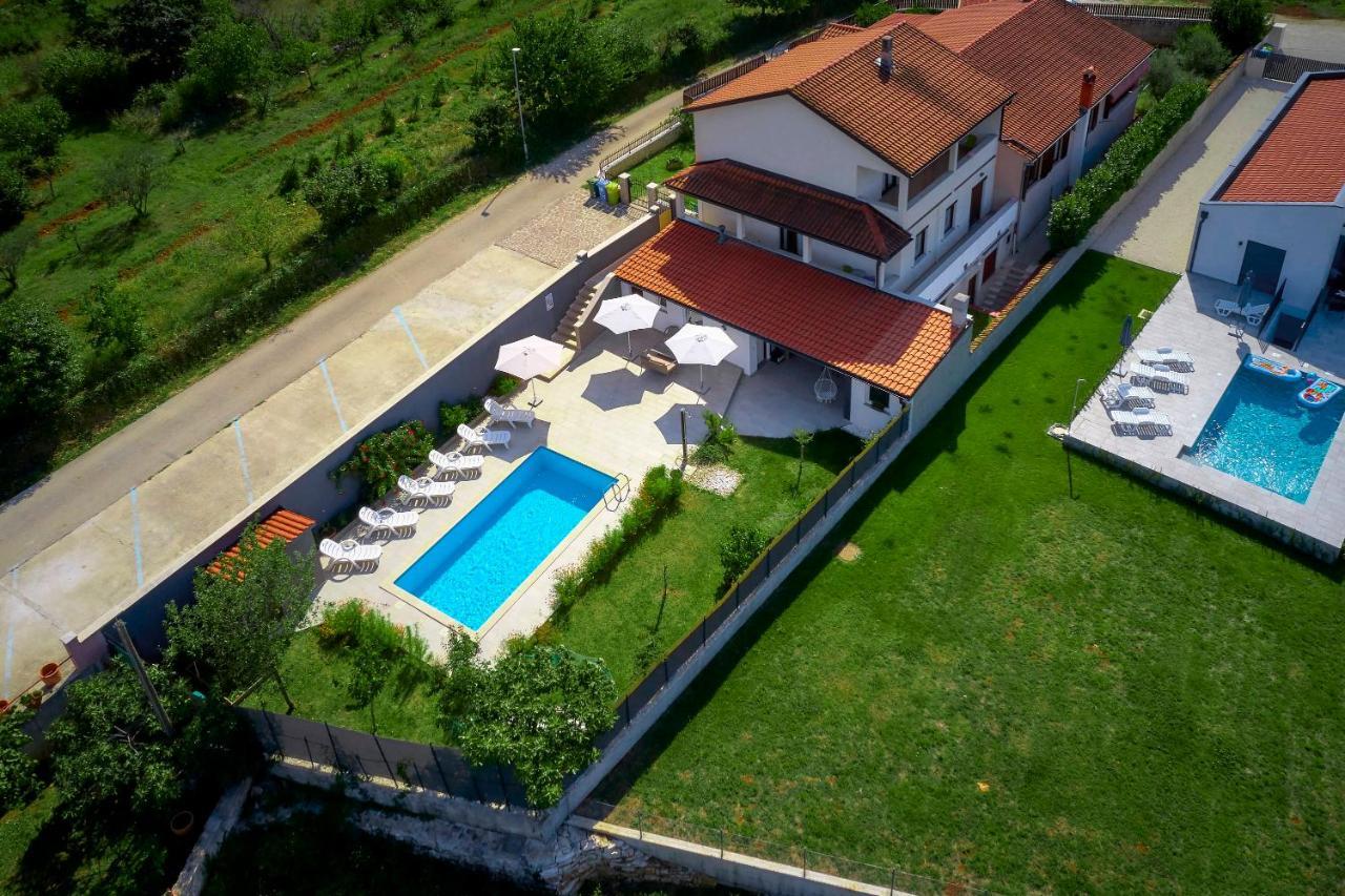 Holiday House Emma Burici Екстер'єр фото