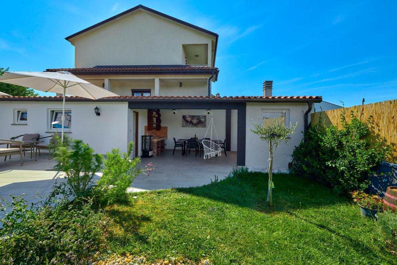 Holiday House Emma Burici Екстер'єр фото