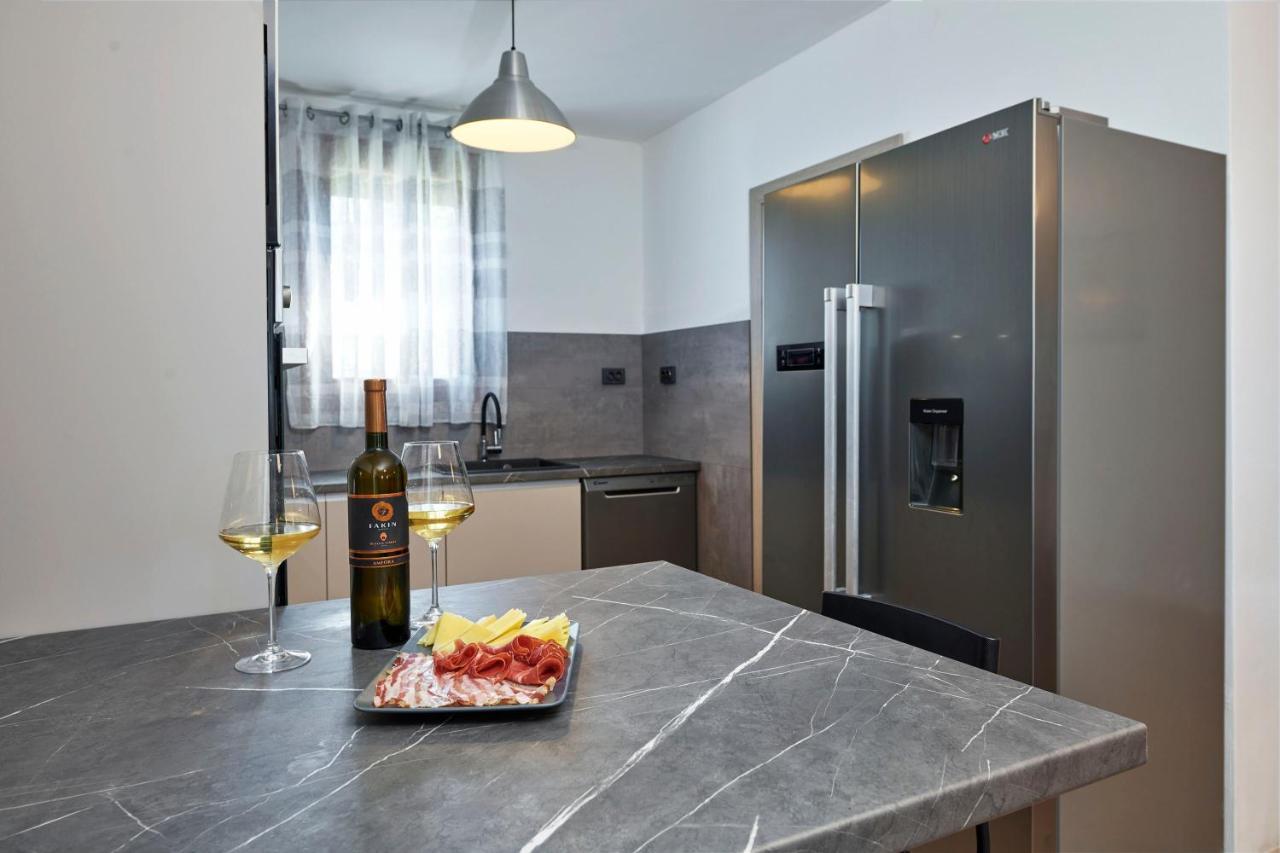 Holiday House Emma Burici Екстер'єр фото
