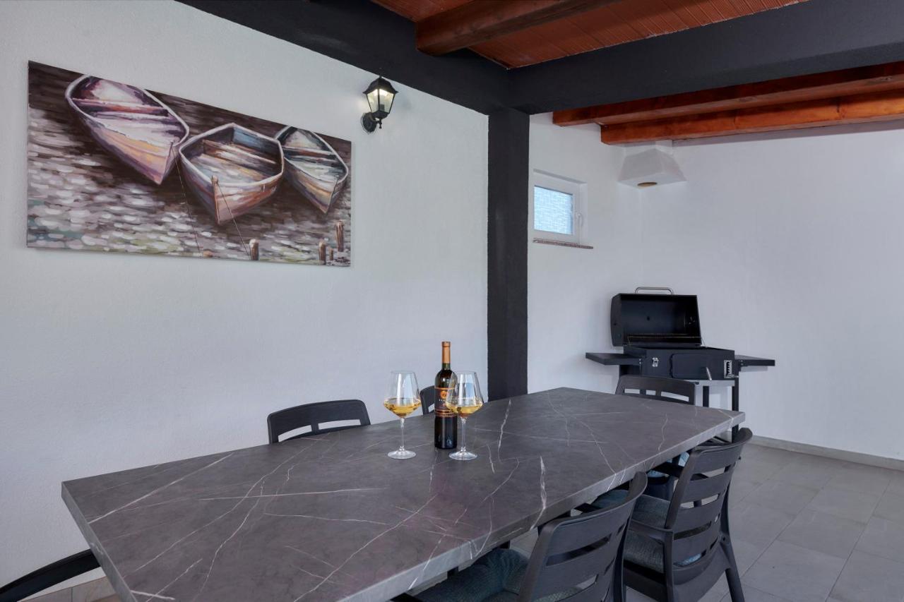 Holiday House Emma Burici Екстер'єр фото